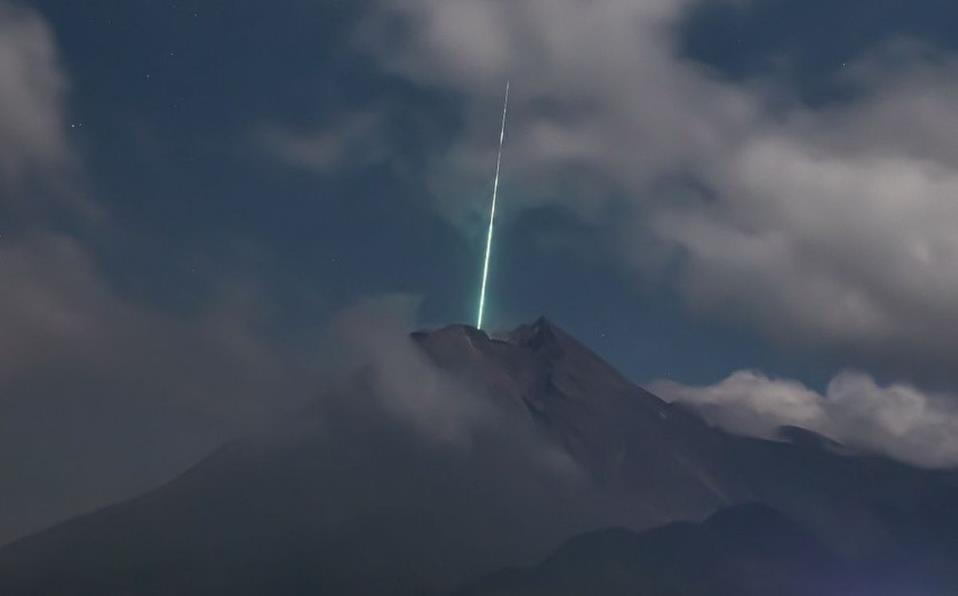 Meteoro cae sobre el volcán más activo de Indonesia