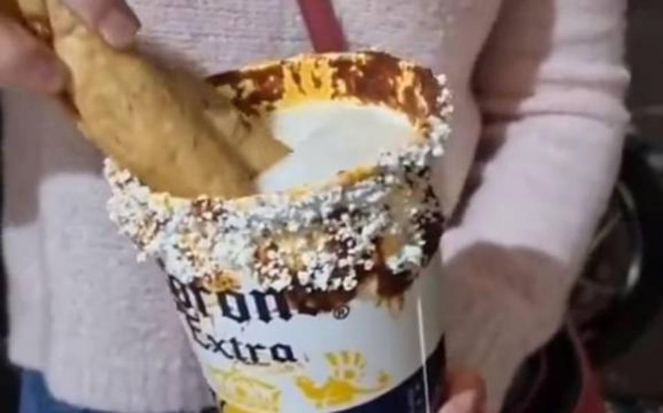 Crean micheladas de mole con flautas de pollo