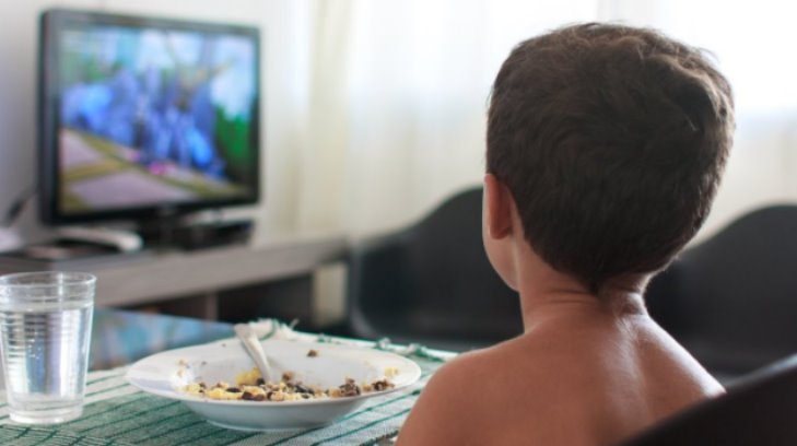 Comer delante de una pantalla puede provocar obesidad: especialistas