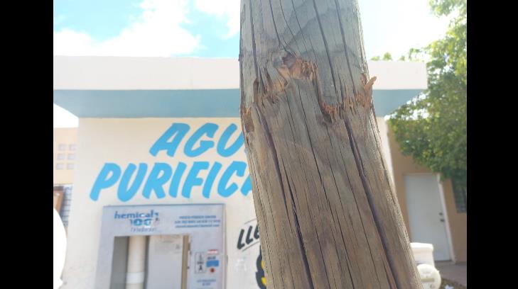 Este poste es el terror de los vecinos en Guaymas