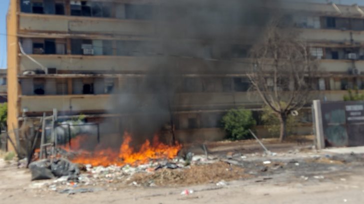 La falta de servicio de recolección los obliga a quemar la basura en Navojoa
