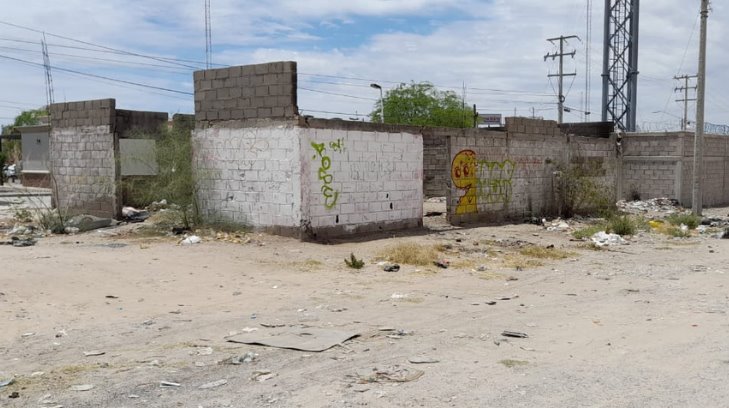 Estructura en ruinas almacena indigentes y preocupa a los vecinos de la Benito Juárez