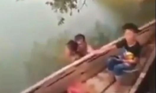 Exponen en video a hombre desnudo que se bañaba con niña de 7 años