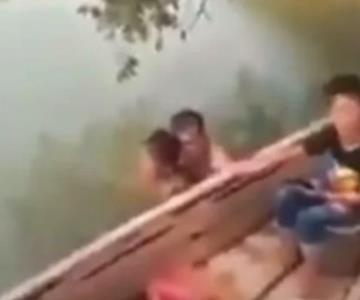 Exponen en video a hombre desnudo que se bañaba con niña de 7 años