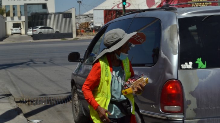 Las medicinas, la comida y los recibos no se pagan solos”: Emma vende dulces en las calles
