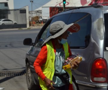 Las medicinas, la comida y los recibos no se pagan solos”: Emma vende dulces en las calles