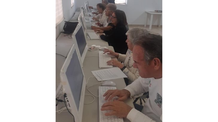 Adultos mayores de Sonora reciben talleres sobre el uso de celulares e internet