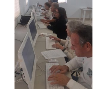 Adultos mayores de Sonora reciben talleres sobre el uso de celulares e internet