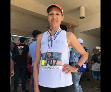 El deporte da fortaleza: Teresa, de 62 años, trae un primer lugar del maratón a Hermosillo