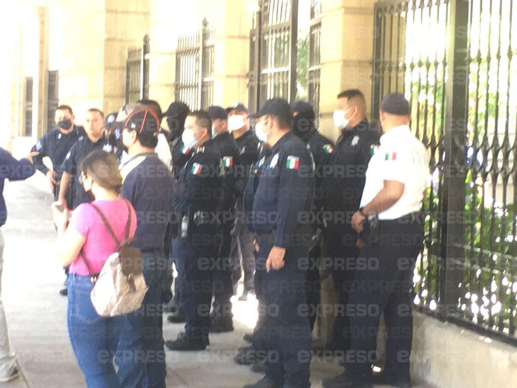 VIDEO - Intensa movilización policiaca se despliega en el Palacio Municipal