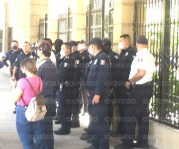 VIDEO - Intensa movilización policiaca se despliega en el Palacio Municipal
