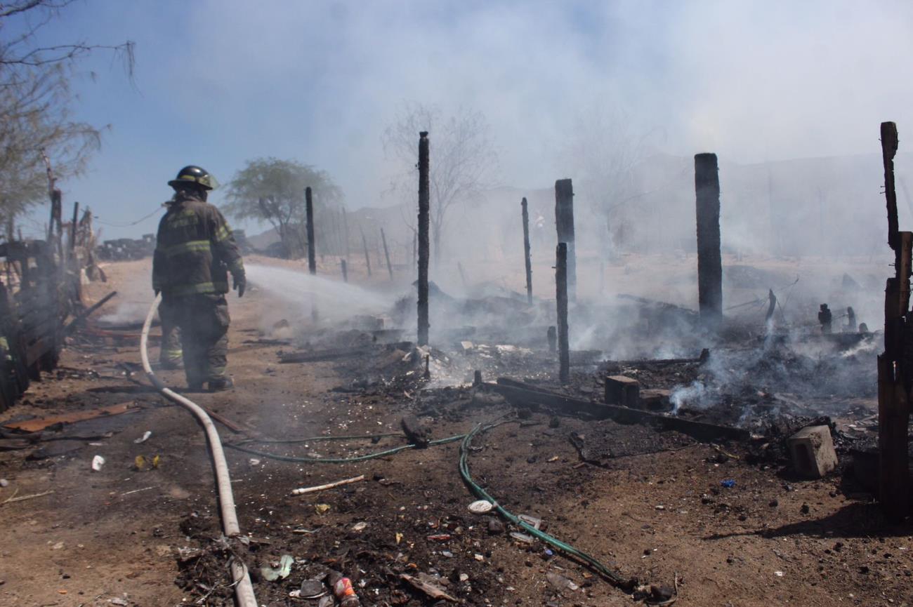 Voraz incendio en la Invasión Guayacán deja a dos familias sin nada
