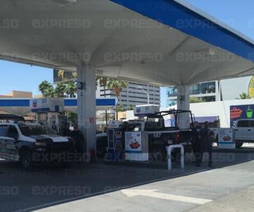 VIDEO - Delincuentes cazan a hombre y lo despojan de dinero en gasolinera de Hermosillo