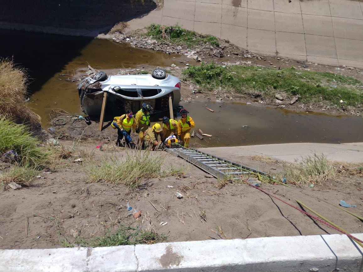 Aparatoso accidente en Navojoa deja a una pequeña de dos años con múltiples heridas; el carro cayó al canal