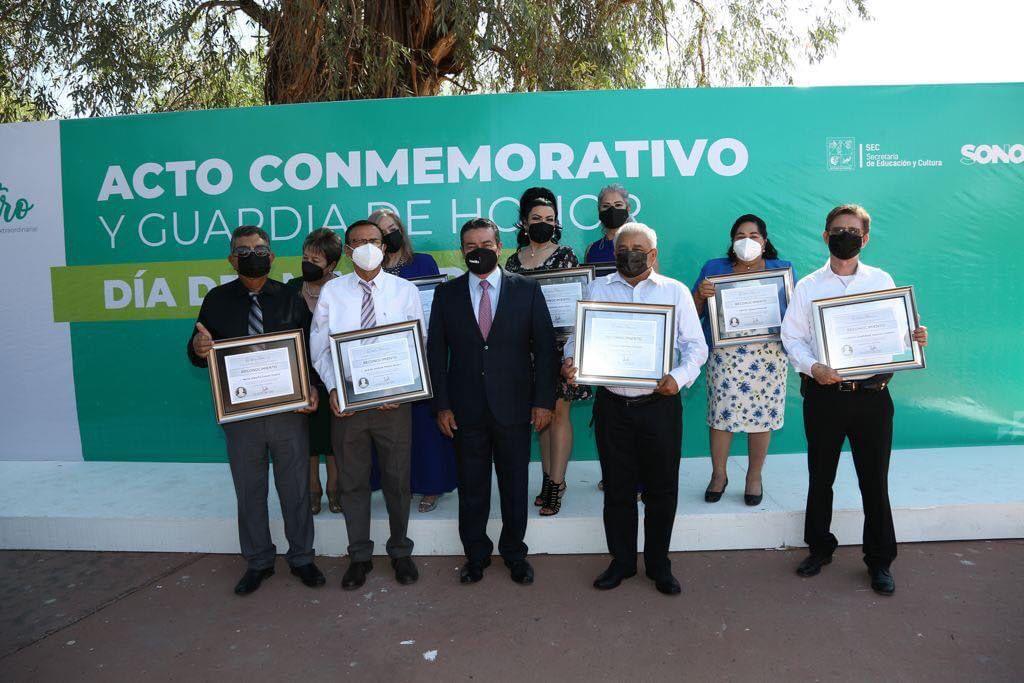 Rinden homenaje a los docentes sonorenses