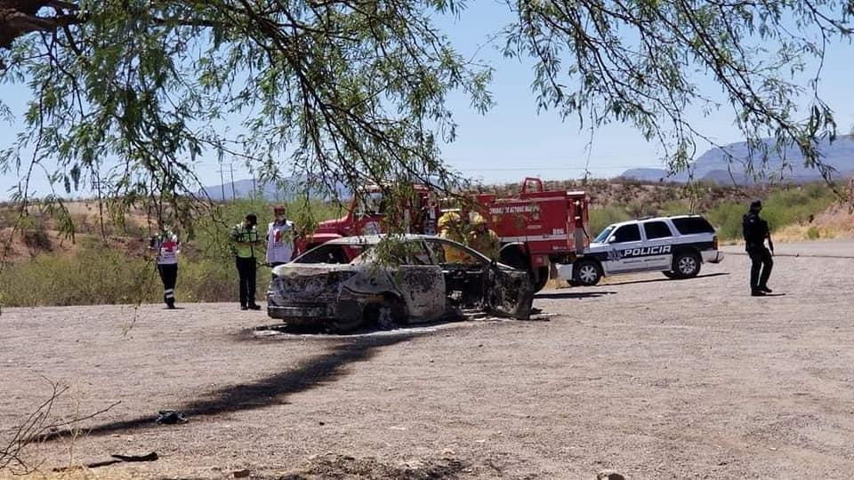 Localizan carro calcinado con dos cuerpos en su interior en Magdalena de Kino