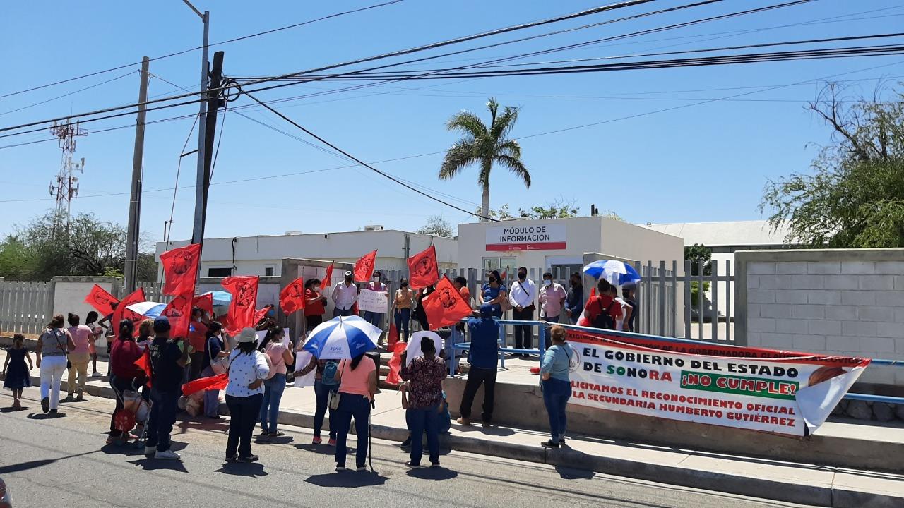 Ocho quincenas sin paga y contando: maestros se manifiestan en Hermosillo