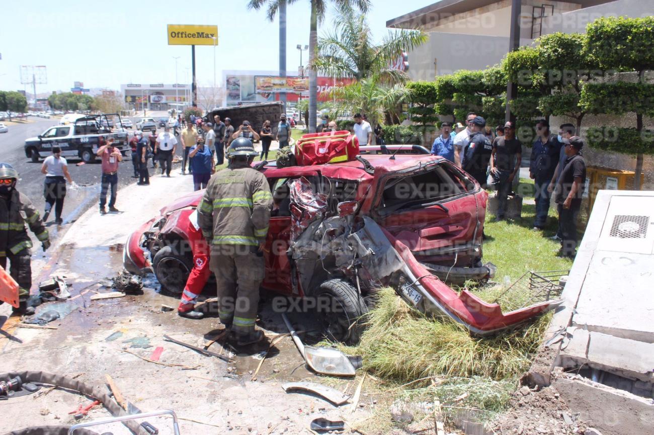 Camión de volteo se queda sin frenos y provoca aparatoso accidente