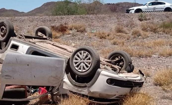 Le truena la llanta en plena carretera Internacional y se vuelca