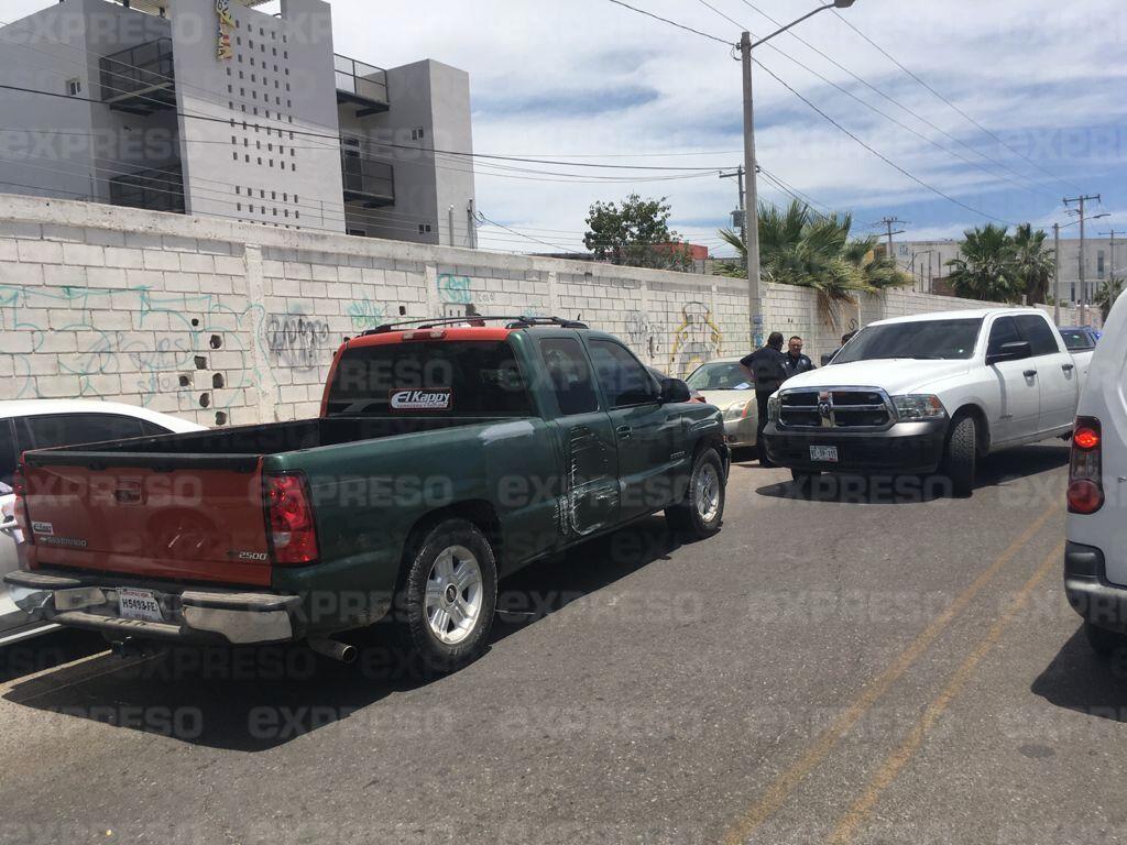 VIDEO - Persecución policiaca termina en choque contra carro estacionado