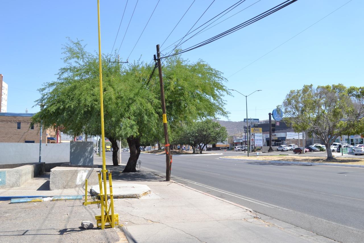 ¡Mucho ojo! Un poste del bulevar Morelos está a punto de caer