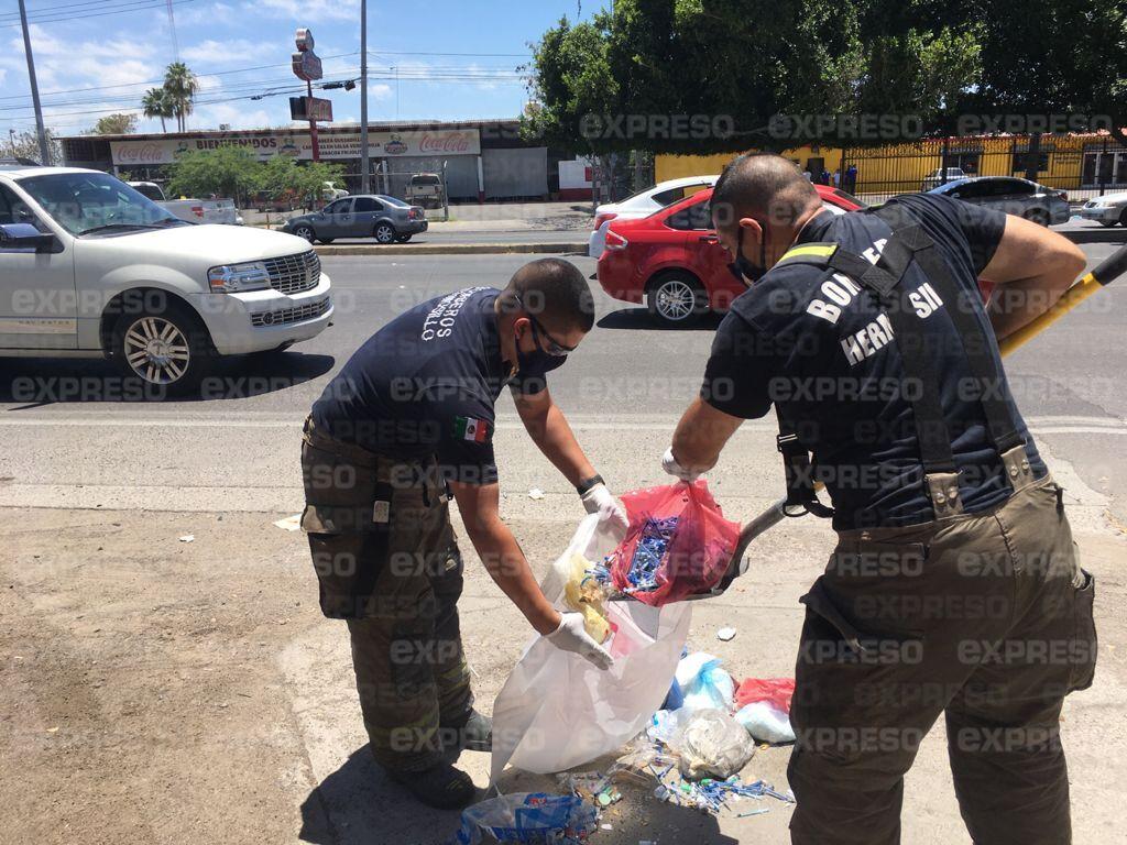 Tiran jeringas usadas para vacunar contra Covid-19... ¡en la vía pública!