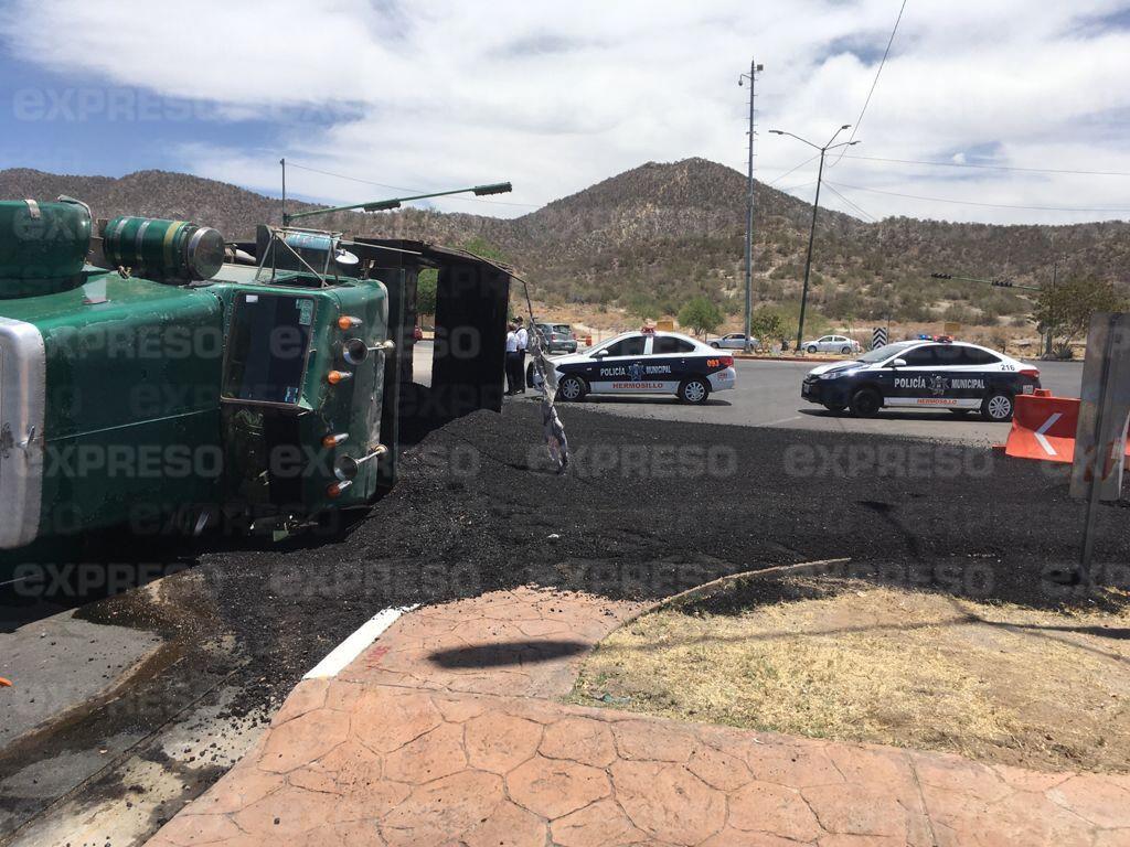 VIDEO - Intentó dar vuelta y se le vocó el camión