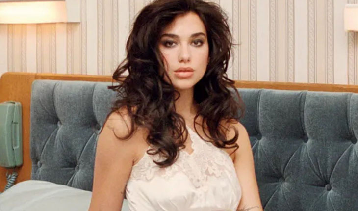 Dua Lipa impacta con su look para Vanity Fair