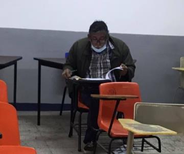 Abuelito realiza examen de admisión a la universidad para cumplir su sueño de ser abogado