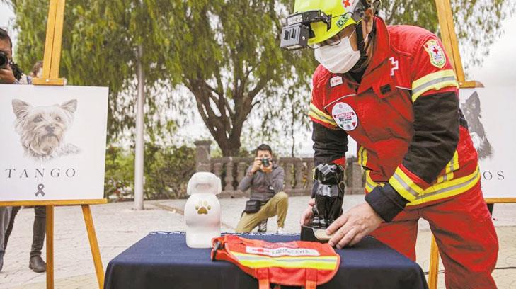 Como héroes, Cruz Roja despide con honores a Athos y Tango