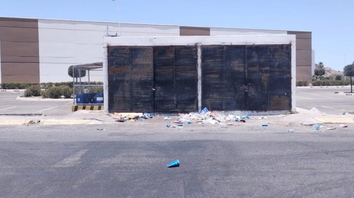 Reportan descuidado el basurero de un centro comercial del sur de Hermosillo