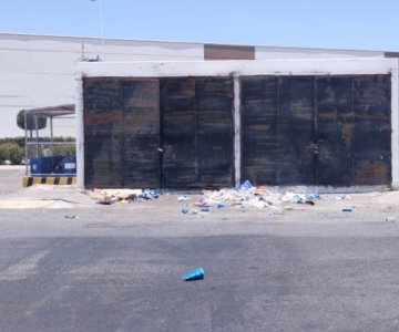 Reportan descuidado el basurero de un centro comercial del sur de Hermosillo
