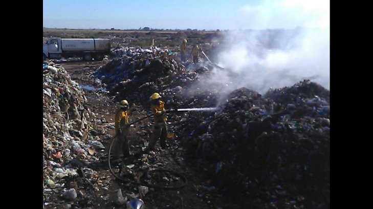 Quema de cables provoca intenso incendio en el basurón de Huatabampo