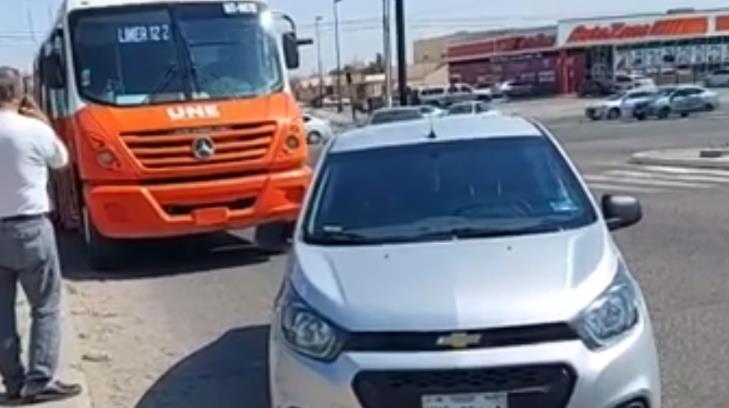 VIDEO - Carro intenta rebasar a camión y se estampa con él al norte de Hermosillo