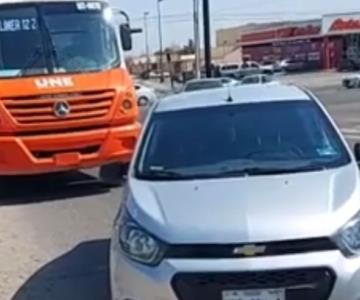 VIDEO - Carro intenta rebasar a camión y se estampa con él al norte de Hermosillo