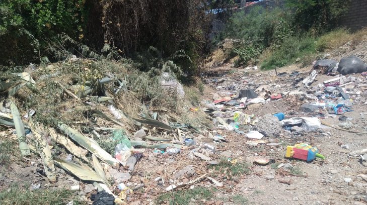 Amanece y ya hay más basura; reportan canal lleno de desechos al sur de Hermosillo