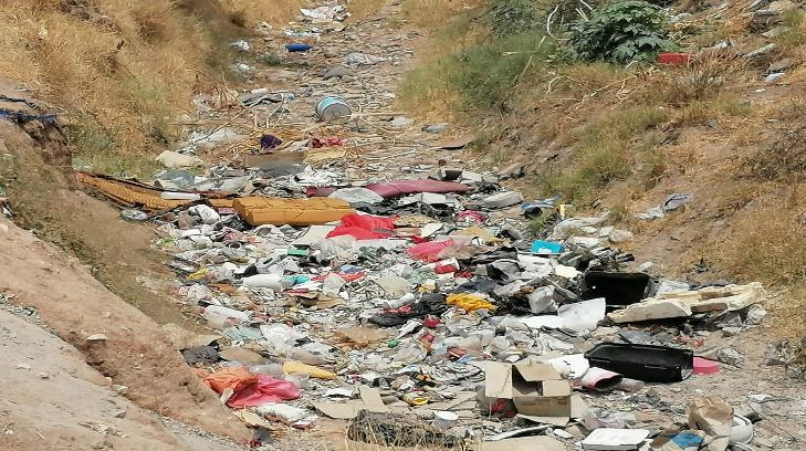 Canal lleno de basura preocupa a los vecinos del Sahuaro