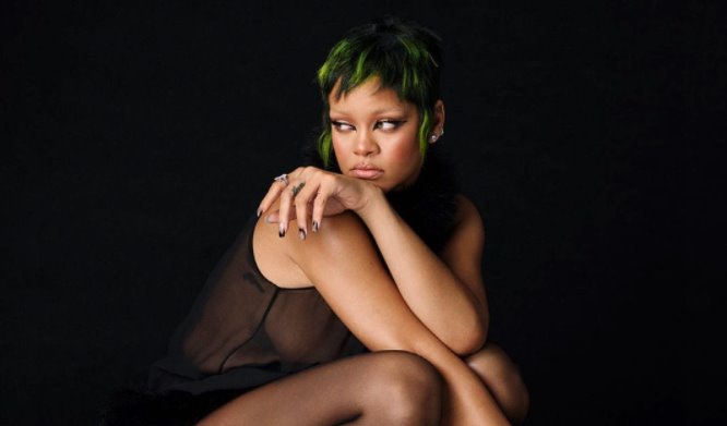 Rihanna posó con transparencias para Vogue