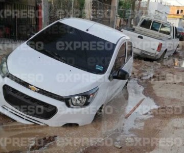 ¡Cuidado! Se hunden dos carros al norte de Hermosillo