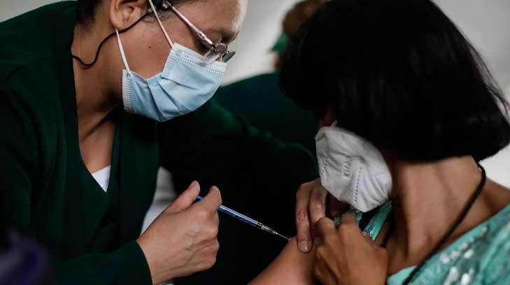 Sí habrá vacuna de refuerzo para maestros, confirma López Obrador
