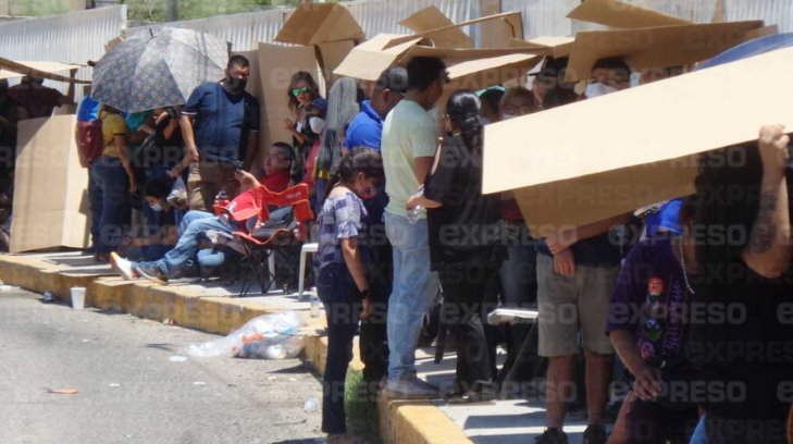 ¡Qué calor! Así se vio la fila en la casilla de la Central Camionera de Hermosillo