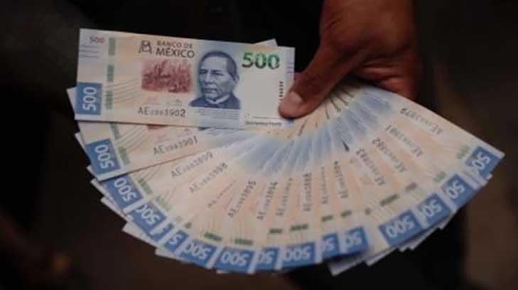 Policía regresa fajo de billetes de 500 pesos que encontró en el baño de un hospital