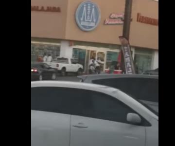 VIDEO FUERTE: Hombre que huía de sicarios entra a farmacia de Obregón y le disparan frente a clientes