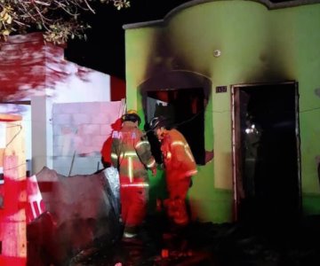 Incendio en Obregón consume todo el interior de una vivienda