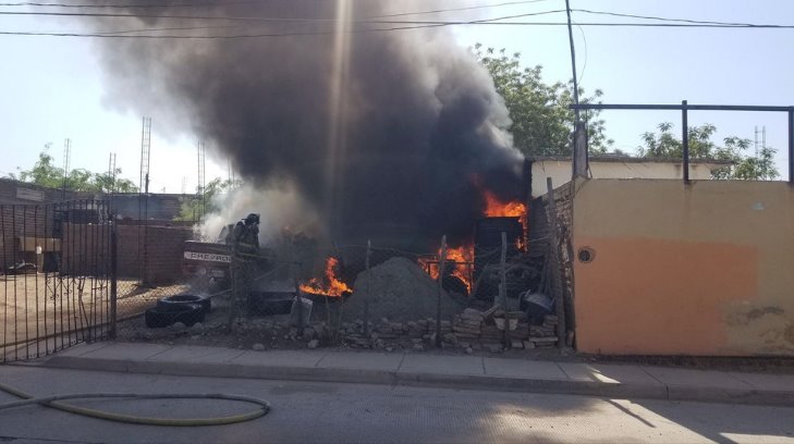 Incendio acaba con una camioneta y un domicilio de Navojoa