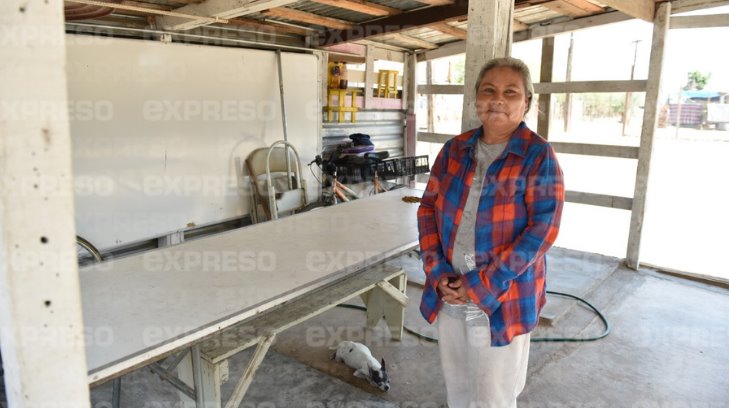 La pobreza no debería ser obstáculo para educarse: Doña Sarita da clases en la invasión Guayacán