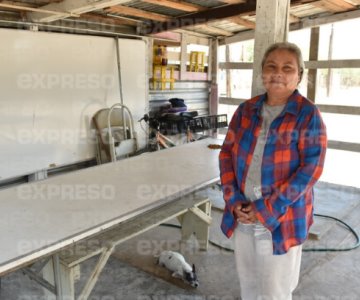 La pobreza no debería ser obstáculo para educarse: Doña Sarita da clases en la invasión Guayacán
