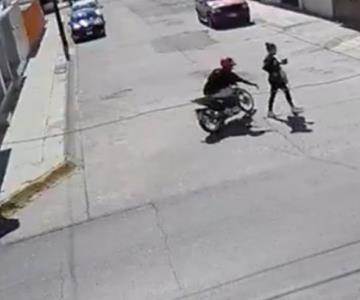 VIDEO - Captan momento en que motociclista toca trasero a mujer en SLP
