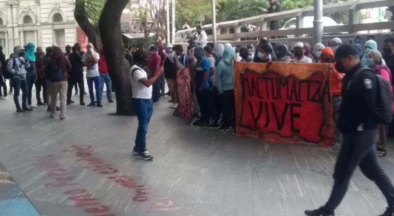 ¿Por qué protestan los normalistas de Ayotzinapa frente a la FGR?