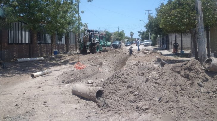 Unos celebran y otros sufren por la pavimentación de calles en Palo Verde